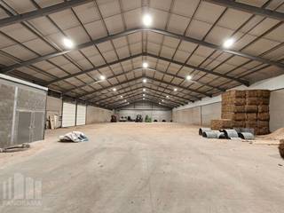 Functionele en ruime <strong>magazijnruimte van +/- 2.100 m²</strong>, strategisch gelegen langs de N50 in Oostkamp. Dankzij de ligging op korte afstand van de E40 (afrit Oostkamp) geniet het pand van een uitstekende bereikbaarheid en een vlotte verbinding richting Brugge, Kortrijk en de E403.<br /><br />Het geïsoleerde magazijn beschikt over een vrije hoogte variërend van +/- 5,95 m tot maar liefst 10,53 m en is toegankelijk via drie sectionaalpoorten van 6m op 6m en afzonderlijke toegangsdeur. De ruimte is voorzien van verlichting, een betonvloer, elektriciteit, water en een toilet met wastafel.<br />Daarnaast beschikt het terrein over ruime parkeer- en manoeuvreerruimte, wat een vlotte logistieke werking mogelijk maakt.<br />Ook verharde buitenruimte beschikbaar.<br /><br />Een interessante locatie voor bedrijven die op zoek zijn naar een ruime en goed bereikbare opslag- of magazijnruimte langs een belangrijke commerciële verbindingsweg.<br /><br /><strong>Onmiddellijk beschikbaar.</strong><br />Gelegen in agrarische zone, enkel opslag mogelijk.<br /><br />Contacteer <strong>PANORAMA B2B </strong>voor bijkomende inlichtingen, plannen of een vrijblijvend plaatsbezoek via <strong>0479 70 70 73</strong>.