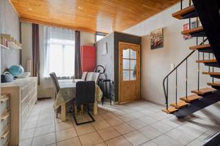 <p>Ruim huis in Willebroek met stadstuin en een vlotte verbinding.</p>
<p> </p>
<p>Deze karaktervolle woning combineert ruimte en potentieel met een centrale ligging in Willebroek. Geniet van de aangename stadstuin en het comfort van winkels, openbaar vervoer, het park en het administratief centrum vlakbij. Dankzij de vlotte verbindingen bereik je bovendien snel de omliggende gemeenten en belangrijke invalswegen. Een interessante woning voor wie ruimte, bereikbaarheid en mogelijkheden zoekt.</p>
<p><br /><strong>Garage optioneel aan te kopen aan: 25.000 euro</strong></p>
<p>Belangrijkste ruimtes:<br />• Ruime leefruimte met mogelijkheden voor een gezellige zithoek en eetplaats<br />• Functionele keuken met aansluiting naar de buitenruimte<br />• Stadstuin met extra berging<br />• 4 slaapkamers</p>
<p> </p>
<p>Troeven:<br />• Veel ruimte en tal van indelingsmogelijkheden<br />• Stadstuin in een centrale omgeving<br />• Goede verbinding via openbaar vervoer en nabij belangrijke voorzieningen</p>
<p> </p>
<p>Neem vandaag nog contact op met je ERA-makelaar voor een bezoek.</p>
<p> </p>
<p>JOUW DROOMHUIS. ZO GEVONDEN!</p>