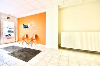 Dit handelspand is gelegen aan de overkant van het station, nabij het Krügercenter en op een boogscheut afstand van de Markt van Eeklo. Omgeven door handel en horeca is het de absolute topligging voor uw nieuwe zaak.
Royale handelsruimte van ca. 159 m2, flexibel in te delen naar uw wensen.
De handelsruimte wordt aangevuld door sanitair, een multifunctionele ruimte en verschillende bureau/bergruimtes.
In de omgeving zijn er voldoende parkeermogelijkheden beschikbaar zowel voor personeel als voor cliënteel.
De prominente locatie tegenover het station zorgt voor maximale zichtbaarheid. Door deze toplocatie beschikt u hierdoor over een constante stroom van voorbijgangers en potentiële klanten. Deze handelsruimte beschikt namelijk over uitstekende bereikbaarheid met het openbaar vervoer (bus, trein) en nabijgelegen uitvalswegen.
Voor meer informatie of een bezoek aan dit pand, contacteer vrijblijvend Vastgoed Unicum via 093361615 of mail info@vastgoedunicum.be