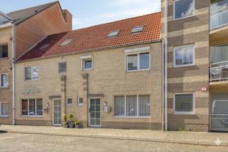 Op zoek naar een instapklare gezinswoning met veel ruimte en hedendaags comfort? <br /><br />Deze verzorgde eengezinswoning biedt alles wat een modern gezin nodig heeft: vier volwaardige slaapkamers, een apart bureau / dressing of vijfde slaapkamer, een garage, een zonnige tuin én energiezuinige voorzieningen zoals zonnepanelen en airconditioning.<br /><br />De open keuken sluit naadloos aan op de woonkamer en vormt het hart van de woning. Dankzij de praktische indeling geniet u hier van een open en gezellige leefomgeving, ideaal voor het dagelijkse gezinsleven en het ontvangen van gasten. Aansluitend bevindt zich een praktische berging die zorgt voor extra opslagruimte en gebruiksgemak.<br /><br />De vijf slaapkamers zijn verdeeld over twee verdiepingen, wat zorgt voor een optimale benutting van de beschikbare ruimte en extra privacy. De badkamer is functioneel ingericht en voorzien van alle nodige comfort.<br /><br />Buiten kunt u volop genieten van het terras en de aangename tuin, perfect voor ontspanning of gezellige momenten met familie en vrienden. <br />Achteraan het perceel bevindt zich een afzonderlijke garage die rechtstreeks bereikbaar is via de tuin.<br /><br />De woning is beschikbaar +/- 4 weken na akte.<br />De vermelde prijs is een richtprijs. De eigenaar behoudt zich het recht voor om een bod te aanvaarden of te weigeren.<br /><br />Er wordt een bezoekdag (op afspraak) georganiseerd op zaterdag 20 juni van 14u tot 16u.<br />Deel uw interesse en plan uw bezoek via het nummer 0468/43 75 04.