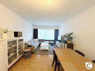 <p><span>2-slaapkamerappartement met tuin!</span><span><br />Dit instapklare appartement op het gelijkvloers van een kleinschalig gebouw zonder lift is rustig gelegen en geniet van een uitstekende, centrale ligging. U bevindt zich op korte afstand van lokale winkels, openbaar vervoer, scholen en sportfaciliteiten. De ideale combinatie van comfortabel wonen en een vlotte bereikbaarheid.</span></p><p><span>Inkomhal</span><span><br />Via de verzorgde inkomhal betreedt u het appartement. De hal is uitgerust met een parlofoon, een praktische ingemaakte vestiairekast en biedt toegang tot het aparte toilet.</span></p><p><span>Leefruimte &amp; keuken</span><span><br />De lichtrijke leefruimte geniet dankzij de grote raampartijen aan de voorzijde van het gebouw van een aangename natuurlijke lichtinval, wat zorgt voor een ruimtelijk en warm gevoel.<br />De half open keuken is volledig uitgerust met een ingebouwde oven, koelkast, vaatwasser en keramische kookplaat. Bovendien beschikt ze over voldoende werk- en opbergruimte, ideaal voor wie graag kookt.</span></p><p><span>Slaapkamers, badkamer &amp; berging</span><span><br />Aan de rustige achterzijde van het appartement bevinden zich de twee slaapkamers, waardoor u optimaal geniet van rust en privacy.<br />Vanuit één van de slaapkamers heeft u toegang tot de tuin.<br />De badkamer is uitgerust met een douche een handdoekradiator en een dubbele lavabo met stijlvol badkamermeubel en spiegelkast.<br />Verder beschikt het appartement over een praktische berging met aansluiting voor een wasmachine.</span></p><p><span>Tuin &amp; kelder</span><span><br />De ruime tuin is gunstig georiënteerd op het zuidwesten en biedt een rustige, private buitenruimte waar u volop kunt genieten van de namiddag- en avondzon. Ook is er een privatieve kelder voorzien van 5m².</span></p><p><span>Huurprijs en maandelijkse kosten:</span></p><p><span>Huurprijs: €990/maand <br />Provisiekosten €40/maand (minuterie en onderhoud gemene delen).</span></p><p><span>Beschikbaar: 01/01/2027</span></p><p><span> </span></p><p><span>Extra troeven:</span></p><p><span>- Toplocatie</span></p><p><span>- Tuin</span></p><p><span>- Individuele meters</span></p><p><span>- Lage maandelijkse kosten</span></p><p><span>- EPC B</span></p><p><span> </span></p>