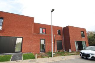 <strong>Op zoek naar een moderne, lichtrijke en energiezuinige woning?</strong><br />Deze nieuwbouwwoning, gelegen in een zeer kindvriendelijke wijk in Kortrijk, biedt alle hedendaags comfort en een aangename woonomgeving.<br /><br /><strong>✨ Troeven van de woning:</strong><br />✔ <strong>Energiezuinig:</strong> Zonnepanelen, warmtepomp, regenwater en EPC A<br />✔ <strong>Ruim en lichtrijk:</strong> Open leefruimte met zicht op de afgesloten tuin<br />✔ <strong>Gezinsvriendelijk:</strong> rustige, groene omgeving<br />✔ <strong>Instapklaar:</strong> De woning wordt nog volledig geschilderd<br /><br />🏡 Indeling:<br /><strong>Gelijkvloers:</strong> Inkomhal, gastentoilet, ruime leefruimte met open keuken en garage met wasplaats<br /><strong>Verdieping:</strong> Drie slaapkamers, berging en een badkamer met zowel bad als douche en een apart toilet<br /><strong>Buiten:</strong> Afgewerkte, afgesloten tuin<br /><br />💰 <strong>Huurprijs:</strong> €1.225 per maand<br /><strong>📅 Beschikbaar vanaf 1 december</strong><br />Vraag nu uw bezoek aan voor deze woning via MijnHuurprofiel. 