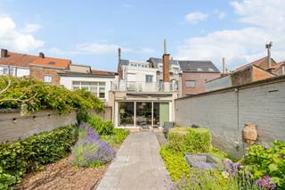 <p><strong>Ruim pand met twee afzonderlijke wooneenheden, tuin en terrassen</strong><span></span></p><p>Deze veelzijdige eigendom bestaat uit twee afzonderlijke wooneenheden en is ideaal als opbrengsteigendom, kangoeroewoning of voor een groot gezin.</p><p>De eerste woning beschikt over een ruime woon- en eetkamer, een half ingerichte keuken met berging, twee inkomhallen, een apart toilet, twee slaapkamers, een badkamer met douche en een mooie tuin met terras en overdekte pergola.</p><p>De tweede woning omvat een ruime inkomhal, een lichtrijke woon- en eetkamer, een ingerichte keuken, drie slaapkamers, een badkamer met ligbad, een apart toilet, een terras en een ruime zolder.</p><p>Verder beschikt het pand over drie kelders, nieuwe PVC-ramen met dubbele beglazing en afzonderlijke tellers voor elektriciteit, water en gas per wooneenheid. De centrale verwarming op aardgas is uitgerust met tussenmeters.</p><p>Een eigendom met veel ruimte en tal van mogelijkheden, zowel voor eigen bewoning als investering.</p>