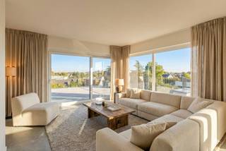 Bent u op zoek naar luxe, privacy en de vrijheid om uw eigen woonstijl te creëren? Dan is dit uitzonderlijke casco penthouse in het prestigieuze Domein Beverhof precies wat u zoekt. Het biedt een fantastisch woongevoel, zowel binnen als buiten.Dit exclusieve dakappartement (ca. 167 m²) wordt casco aangeboden, waardoor u niet gebonden bent aan standaardopties. U bepaalt zelf de volledige indeling en afwerking.U woont hier riant met een fenomenaal uitzicht dankzij het royale leefterras (ca. 100 m²) dat rondom het appartement loopt. Geniet in alle privacy van de zon en het omliggende groen. De leefruimtes sluiten mooi aan op het terras, wat een bijzonder ruimtelijk gevoel creëert.Indeling:- Ruime inkomhal met gastentoilet- Lichtrijke leefruimte met zit- en eethoek, uitkijkend op het terras- Mogelijkheid tot bureau of bibliotheek aansluitend op de woonkamer- Open keuken met plaats voor kookeiland en eethoek, met aanpalende ruime technische berging- Twee ruime slaapkamers, telkens met ruimte voor een en-suite badkamer- Praktische buitenberging op het terrasDit nieuwbouwpenthouse streeft naar een E-peil van E35 en wordt uitgerust met een warmtepomp en vloerverwarming. U woont hier niet alleen stijlvol, maar ook energiezuinig. Domein Beverhof staat bovendien voor absolute rust: drie elegante woonblokken in een aangelegde, omheinde tuin met automatische toegangspoort.Mogelijkheid om ruime ondergrondse garage bij aan te kopen.Wilt u dit penthouse naar uw eigen smaak inrichten? Contacteer ons voor een bezoek ter plaatse op de Beversesteenweg en ontdek alle mogelijkheden.