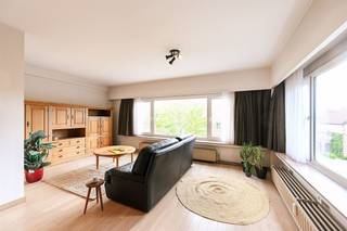 Bekijk dit appartement uitgebreid op www.koosi.beDit ruime hoekappartement met lift, 3 slaapkamers en garage is gelegen op de 2de verdieping van een gebouw op de Liersesteenweg aan de inrit naar het zwembad van Mortsel.Deze ligging is echt ideaal want alles is op wandelafstand te vinden: het park, het station, de tram, het winkelcentrum,…Een grote meerwaarde is ook de garagebox die in de prijs inbegrepen is.Met de lift komen we op de 2de verdieping en we betreden het appartement via de inkomhal.Als we dan in de living binnenkomen merken we direct op dat dit appartement kan genieten van zeer veel lichtinval.De living, de keuken en het salon zijn voorzien van een lichtkleurige laminaat wat deze ruimtes nog wat extra volume geeft.Vooraan, in het salon, hebben we een mooi zicht op het naastgelegen park en verder op het marktplein van de stad Mortsel.Als we naar achter lopen komen we links eerst een kamer tegen die zeker dienst kan doen als kinderkamer en zicht heeft op het naastgelegen parkje.Meer naar achter vinden we de grote slaapkamer, deze kamer is ook voorzien van een raam aan de zijkant van het gebouw, geen inkijk van buren dus.Aan de achterkant van het appartement, naast de grote slaapkamer ligt nog een kleine kamer die uitgeeft op een klein terras met zicht over de garages.Centraal in de gang is de badkamer gelegen welke voorzien is van lavabo en douchecel.Achter het appartementsgebouw vinden we een ruime garagebox in het garagecomplex, deze garage is inbegrepen in de verkoopprijs van het appartement.De centrale verwarming is een collectief systeem met verbrandingsketel op stookolie.Vanuit het appartement wandel je direct in fortpark en alles wat je dagdagelijks nodig hebt is op wandelafstand te vinden.