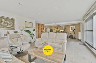 Op zoek naar een instapklaar appartement in een rustige omgeving? Dit recente en energiezuinige appartement op de eerste verdieping, gelegen in het charmante Klemskerke (deelgemeente van De Haan), combineert comfort met kwaliteit en biedt bovendien een interessante investeringskans. Het appartement bevindt zich in een kleinschalig gebouw met slechts vier entiteiten, wat zorgt voor extra rust en privacy.<br /><br />Het appartement heeft een bewoonbare oppervlakte van 95 m², twee volwaardige slaapkamers en een ruim, zonnig terras van 10 m².<br /><br />De lichtrijke leefruimte met open keuken is volledig uitgerust met hedendaagse toestellen, waaronder een oven, koelkast met vriesvak, inductiekookplaat, dampkap, spoelbak en vaatwasser. De badkamer beschikt over een ligbad met douche en een dubbele lavabo. <br /><br />Verder is er een apart gastentoilet met lavabo en een praktische berging met aansluiting voor een wasmachine, een cv-ketel (op gas) en de zekeringkast. De slaapkamers zijn afgewerkt met parkettegels en voorzien van aluminium ramen met dubbele beglazing.<br /><br />Interesse? Contacteer ons en plan uw bezoek in!