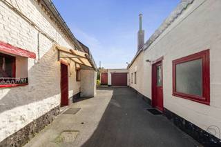 Leuk renovatieproject met veel mogelijkheden en potentieel in het mooie dorp Isières.De woning bestaat uit twee aparte gebouwen, wat ruimte biedt...