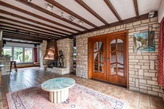 <span>Ben je op zoek naar een ruime woning met 3 slaapkamers en een ruime, ingerichte zolder (4e slaapkamer) en tuin op fietsafstand van Mechelen centrum en alle belangrijke invalswegen vlakbij? Dan is dit exact wat je zoekt! Deze gezellige woning in Mechelen geniet van veel lichtinval, een gezellige tuin én een garage achteraan gelege zodat je ook langs achter de tuin in kan gaan. Perfect voor de fietsen en je wagen makkelijk te parkeren. Deze woning is ideaal voor wie centraal maar rustig wil wonen en alles binnen handbereik wenst.<br /></span><span><br />De woning omvat: een ruime inkomhal met aparte wc en vestiaire, een ruime leefruimte met decoratieve haard, bar element en decoratieve wand. Aansluitend aan de woonkamer vind je de eetkamer. Verder op de gelijkvloers is er een ruime keuken met veel opbergruimte. Deze geeft toegang tot de garage. De woning beschikt over een zowel een voortuin als een gezellige achtertuin met achteruitgang. Deze geeft toegang tot de garage en de straat achter de woning.<br />Op de eerste verdieping zijn er 3 slaapkamers, een ruime badkamer met wc, inloopdouche en dubbel lavabomeubel. Ook hier is er veel opbergruimte aanwezig. Op de 2de verdieping bevindt zich de ruime, ingechte zolder met toegang via een vaste trap. Deze ruimte is volledig afgewerkt en kan dus ingericht worden als bureauruimte of als 4de slaapkamer. Verder is de woning onderkeldert.<br /></span><span><br /></span><span>Gezellige woning met drie slaapkamers en een vierde, ruime hobbyruimte, slaapkamer of bureau op de zolderverdieping gelegen op fietsafstand van Mechelen centrum. Verder heeft de woning een vlotte verbinding naar de E19 en het openbaar vervoer (bus). Op amper 10 minuutjes ben je met de fiets in centrum Mechelen. Een extra troef is dat het natuur- en wandeldomein Tivolipark op nog geen 5 minuutjes fietsen van de woning ligt.<br /></span><span><br /></span><span>Aarzel niet ons te contacteren (telefonisch 015/65.50.05 of per mail info@immosir.be) om een afspraak in te plannen.</span>