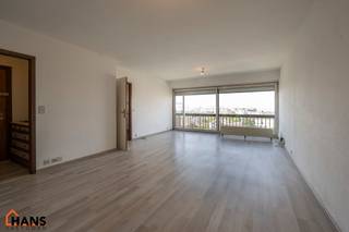 Dit ruim appartement op de 9de verdieping met lift is gelegen te midden van scholen, openbaar vervoer, winkels en andere voorzieningen.<br />Het beschikt over een inkomhal met berging, een lichtrijke leefruimte met een terras vooraan en een geïnstalleerde keuken met inbegrip van kasten, kookplaat, dampkap en een koelkast met aansluitend een bergruimte.<br />Verder zijn er 2 comfortabele slaapkamers, een badkamer met douche en dubbele wastafel, een apart toilet en nog een terras achteraan.<br />Tot slot beschikt dit appartement nog over een autostaanplaats die inbegrepen is in de huurprijs.<br /><br />Gemeenschappelijke kosten: 180 EUR (conciërge, afvalcontainers, fietsenberging, lift, poetsen gemene delen, provisie water, minuterie, aandeel syndicus, ...) <br />Geschikt voor maximaal 4 personen.<br />Onmiddellijk beschikbaar.<br /><br />Huurwaarborg bedraagt 3 maanden huur.<br />Plaatsbeschrijving door extern bedrijf met gedeelde kosten.<br /><br />Een bezoek ter plaatse kunt u enkel online reserveren op www.hansvastgoed.com.<br />Voor meer informatie, bezoek onze website www.hansvastgoed.com of neem contact op met info@hansvastgoed.com of +32 3 366 05 30.