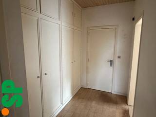 <p>GAppartement op de 1e verdieping te huur in Wilrijk.<br /><br />Dit verzorgd appartement bestaat uit een inkomhal met ingemaakte kasten, een ruime en lichtrijke leefruimte, twee slaapkamers, een volledig geïnstalleerde keuken, een badkamer met douche, lavabomeubel en aansluitingen voor wasmachine en droogkast, een apart toilet en een praktische berging.<br /><br />Een extra troef: er zijn geen gemeenschappelijke kosten.<br /><br />Het appartement is ideaal gelegen, vlak bij de A12 en Fort 7. Winkels, openbaar vervoer en andere voorzieningen bevinden zich op slechts 500 meter, waardoor u geniet van een vlotte bereikbaarheid en alle comfort binnen handbereik.<br /><br />EPC: 265 kWh/m²<br /><br />Meer info?<br />Contacteer het kantoor van IMMO SP in Antwerpen via info@immosp.be of 03 226 20 40.</p>