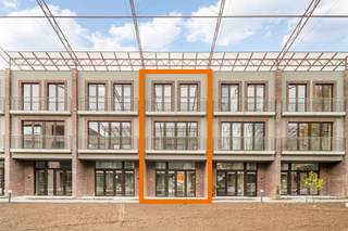 Groen wonen in het hart van Tienen<br />In woonbuurt Dony woon je rustig en groen, midden in het centrum van Tienen. Deze ruime gezinswoning combineert comfort, licht en een aangename buitenruimte in een karaktervolle, groene omgeving.<br /><br />De woning beschikt over 3 slaapkamers, 2 badkamers en een bewoonbare oppervlakte van 166 m². Daarnaast geniet je van een terras van 11 m² en een tuin van 29 m², ideaal om buiten tot rust te komen.<br /><br />Dony is een stijlvolle nieuwe stadsbuurt met veel aandacht voor groen, rust en een aangename leefomgeving, vlak bij alle voorzieningen van Tienen.<br /><br />Sommige woningen komen in aanmerking voor het verlaagde btw-tarief van 6%. Benieuwd dewelke? Vraag meer info bij de sales consultant.<br /> 