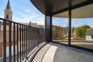 Ontdek dit stijlvolle nieuwbouwappartement op de 2de verdieping van een kleinschalig appartementsgebouw (met lift). Dankzij de hoogwaardige afwerking, doordachte indeling en energiezuinige technieken geniet je hier van optimaal wooncomfort.<br /><br />Bij het binnenkomen word je verwelkomd in de volledig uitgeruste open leefkeuken met aansluitende berging en de lichtrijke leefruimte met grote raampartijen. Vanuit zowel de leefruimte als de keuken heb je toegang tot het aangename hoekterras, waar je geniet van een mooi uitzicht op de kerk van Kallo. Verder beschikt het appartement over 2 ruime slaapkamers, een stijlvolle badkamer met inloopdouche en wastafel en een apart gastentoilet.<br /><br />Daarnaast is er een gemeenschappelijke fietsenberging en afvalberging voorzien voor extra comfort. Een garage kan optioneel aangekocht worden voor € 35.000.<br /><br />De ligging is een absolute troef: het appartement bevindt zich in het centrum Kallo, op slechts enkele minuten van de haven en met een vlotte verbinding naar de E34. Hierdoor geniet je van een uitstekende bereikbaarheid, zowel richting Antwerpen als Gent.<br /><br />Met een verwacht E-peil van ongeveer E30 is dit appartement uitgerust met de nieuwste energiezuinige technieken. Zo geniet je van een laag energieverbruik, een hoog wooncomfort en aantrekkelijke fiscale voordelen. Bovendien bestaat, mits voldaan aan de wettelijke voorwaarden, de mogelijkheid om aan te kopen aan het verlaagde btw-tarief van 6%.<br /><br />Wij leiden je graag rond.