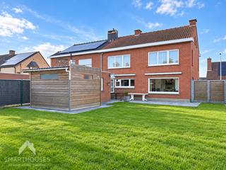 <p>Goed onderhouden halfopen bebouwing in een rustige omgeving bestaande uit een ruime inkomhal met gastentoilet, lichtrijke woonkamer met eet-en zithoek, uitgeruste keuken met eetplaats, garage met sectionale poort, praktische was/bergplaats met douche en een onderhoudsvriendelijke zuidoost gerichte tuin met aangelegd terras en tuinberging. Op het verdiep zijn 4 volwaardige slaapkamers, badkamer (ligbad, lavabo en toilet) en een trapluik naar de geïsoleerde zolder die mits het plaatsen van een vaste trap de mogelijkheid biedt om nog een extra slaapkamer bij te creëren.</p>
<p></p>
<p>Extra troeven:</p>
<ul>
<li>2 regenwaterputten</li>
<li>Ruime geïsoleerde zolder</li>
<li>Droge kelder</li>
<li>Voortuin met private oprit</li>
<li>In de nabijheid van scholen, winkels en openbaar vervoer</li>
<li>Ruime woning met veel mogelijkheden</li>
</ul>
<p></p>
<p>Deze woning is te koop ZONDER makelaar via het concept van Smart Houses! Wenst u verdere inlichtingen of bezoek? Contacteer rechtstreeks de eigenaar via +32494302225</p>