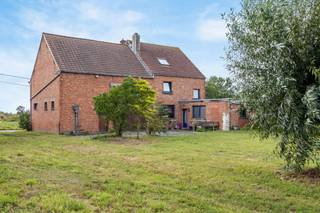 Graag bieden wij u deze te renoveren woning aan met bijzonder veel mogelijkheden, gelegen in het pittoreske Bever, een kleine faciliteitengemeente grenzend aan Bassilly.
De woning geniet van een rustige ligging met een vlotte bereikbaarheid en beschikt over een mooie, ruime natuurlijke tuin met weids zicht op de velden en een gezellig zithoekje aan de waterput.
Indeling: inkomhal met toegang naar de kelder, leefruimte en keuken met toegang tot terras en tuin. Op de verdieping bevinden zich 2 ruime slaapkamers en een badkamer. De zolder werd ingericht als derde, grote slaapkamer met aanpalende douchekamer.
Extra troef: aan de woning grenst een groot atelier van ca. 78 m² met afzonderlijke toegang, ideaal om te combineren met een zelfstandige activiteit of praktijkruimte.
Er zijn reeds plannen aanwezig voor een verbouwing tot een ruimere woning (mogelijk 5 slaapkamers: 4 op 1ste verdieping +zolderverdieping) met behoud van het atelier. Bovendien beschikt de woning over zonnepanelen.
Deze eigendom is een buitenkans voor wie op zoek is naar een rustig gelegen, karaktervolle woning met uitbreidingsmogelijkheden en een prachtig uitzicht. Voor meer info of bezoek contacteer Sophie 0496/71.50.59