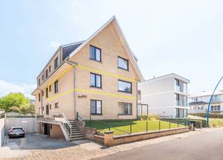 <strong>Sint-Idesbald, résidence Noordkaap, appartement lumineux et spacieux (90 m²) situé à proximité de la Digue, dans une petite résidence, au 1er étage sans ascenseur.</strong><br /><br />L'appartement se compose d'un hall d'entrée avec toilette séparée,grand séjour lumineux donnant accès à une terrasse ensoleillée, une cuisine séparée et équipée, deux chambres à coucher spacieuses dont l'une avec douche et lavabo, et une salle de bains avec douche à l'italienne et lavabo. Un garage facilement accessible (6m x 2,75m) et une cave privative sont inclus dans le prix.<br /><br /><strong>Cet appartement ensoleillé est idéalement situé à proximité de la Digue et à quelques minutes à pied du centre commercial de Sint-Idesbald.</strong>