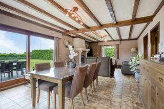 Deze ruime woning te koop in Waregem kan genieten van lichtrijke ruimtes, grondoppervlakte van ca. 853m² en ruime zolder met veel potentieel...