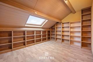 Voor meer info en foto’s, surf naar www.swevers.be – Deze halfopen bebouwing aan de Terbermenweg 6 in Herk-de-Stad combineert een rustige ligging...