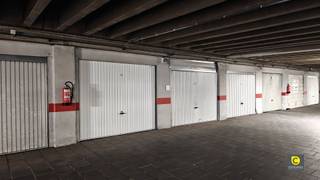 Ruime ondergrondse garagebox, samen met ondergrondse staanplaats, te koop op een zeer centrale en gegeerde locatie in Berchem. Beide units...