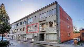 Appartement op de 1ste verdieping op een perceel van 18 are 61 ca in nabijheid van station Mechelen-Nekkerspoel. <br />Alles op één niveau (geen lift aanwezig). West georiënteerd.<br />Omvat: ruime living 36m², ingerichte keuken, badkamer, 2 slaapkamers (15m² - 10m²), berging, balkon 5m op 0,55m met berging.<br />Cv-aardgas. EPC 132 kWh/m² - energielabel B - UC3736713-RES-1.<br />Bouwjaar: 1976 - goede staat.<br />Totale vloeroppervlakte: 95m² + balkon. Ki: 916 euro.<br />Afzonderlijk: garage verplicht bij aan te kopen aan 30.000 euro (totaal 265.000 euro).<br />Stedenbouw vastgoedinfo in aanvraag (woongebied - geen voorkooprecht ruimtelijke ordening).<br />Niet overstromingsgevoelig - gebouwscore A - perceelscore A.