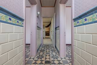 Deze landelijk gelegen woning bevindt zich in een groene en rustige omgeving en biedt een unieke opportuniteit voor wie op zoek is naar een renovatieproject met tal van mogelijkheden.<br />De woning is volledig te renoveren en gelegen op een mooi perceel van 1.170 m², ideaal voor wie wil genieten van ruimte, natuur en privacy. Achterliggend bevindt zich bovendien nog een extra perceel van 3.580 m² dat optioneel kan worden bijgekocht — een absolute meerwaarde voor liefhebbers van groen, dieren of extra buitenruimte.<br />Wie renovatie niet ziet zitten, kan ook gebruikmaken van de interessante regeling rond afbraak en wederopbouw aan 6% btw (onder voorbehoud van de geldende voorwaarden), waardoor dit eveneens een uitstekende locatie is voor het realiseren van een hedendaagse nieuwbouwwoning.<br />Een uitzonderlijke kans voor wie landelijk wil wonen met maximale vrijheid en potentieel. Voor alle info : dirk@berno.be