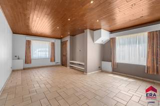 <p><strong>Ben je op zoek naar een instapklare gezinswoning met 3 slaapkamers, een zonnige tuin en een gunstig EPC-label C? Zo gevonden!</strong></p>

<p>In Erembodegem bevindt zich deze verzorgde eengezinswoning op een perceel van 236 m², met een bewoonbare oppervlakte van 109 m². De woning geniet van een uitstekende bereikbaarheid dankzij de vlotte verbinding naar de E40 en andere belangrijke invalswegen, terwijl ook openbaar vervoer, scholen, winkels en andere voorzieningen zich op korte afstand bevinden. Dankzij het gunstige EPC-label C (287 kWh/m²/jaar), de PVC-ramen met driedubbele beglazing en de centrale verwarming op aardgas geniet je bovendien van een comfortabele en energiezuinige woonomgeving.</p>

<p>Bij het betreden van de woning kom je terecht in de inkomhal, die toegang biedt tot de gezellige leefruimte. Aansluitend bevindt zich de volledig ingerichte keuken. Verder beschikt het gelijkvloers over een praktische berging met aansluiting voor de wasmachine, de verwarmingsketel en een waterverzachter, een verzorgde badkamer met ligbad, wastafel en toilet én een volwaardige slaapkamer, wat deze woning bijzonder geschikt maakt voor wie gelijkvloers wil wonen of een extra bureau- of hobbyruimte wenst. Op de verdieping bevinden zich nog twee ruime slaapkamers, waarvan één voorzien is van praktische ingemaakte kasten.</p>

<p>Buiten geniet je van een ruime tuin van ongeveer 120 m² met een aangenaam terras van 20 m², ideaal om te ontspannen of gezellig te tafelen. Bovendien is er een praktisch tuinhuis aanwezig dat extra bergruimte biedt.</p>

<p>Ben je op zoek naar een verzorgde, instapklare woning met een praktische indeling, een mooie tuin en een gunstige energiescore? Contacteer ons vandaag nog voor een bezoek en ontdek zelf de troeven van deze woning!</p>
