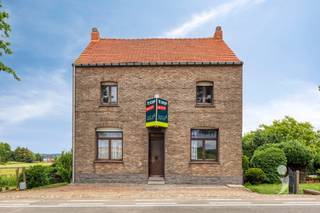 <p><span>Karaktervolle woning met potentieel en vergezicht te Boutersem</span></p><p><span>Bent u op zoek naar een woning die u volledig naar eigen smaak kan renoveren én tegelijk beschikt over grote volumes en charme? Dan is deze ruime woning in het landelijke Boutersem absoluut een bezoek waard.</span></p><p><span>Deze te renoveren woning biedt vandaag 3 volwaardige slaapkamers, met bovendien de mogelijkheid om op de ruime zolderverdieping eenvoudig een 4e en zelfs 5e slaapkamer te creëren. Ideaal voor grote gezinnen, thuiswerkers of wie extra hobby- of logeerruimte wenst.</span></p><p><span>Een van de blikvangers is het prachtige open vergezicht over de achterliggende velden en het landschap. Hier geniet u dagelijks van rust, licht en een gevoel van ruimte.</span></p><p><span>Dankzij de gevelbreedte van maar liefst 9 meter geniet de woning van een aangename openheid en tal van indelingsmogelijkheden. De hoge plafonds versterken bovendien het ruimtelijke gevoel en geven de woning extra karakter en charme.</span></p><p><span>Buiten vindt u een gezellige kleine tuin waar u in alle rust kan genieten van het groene uitzicht mits afbraak van de houten schutting.</span></p><p><span>Troeven op een rij:</span></p><ul><li><span>Te renoveren woning met veel potentieel </span></li><li><span>Open bebouwing</span></li><li><span>3 slaapkamers + mogelijkheid tot 2 extra kamers op zolder </span></li><li><span>Prachtig vergezicht over velden en landschap </span></li><li><span>Brede gevel van 9 meter </span></li><li><span>Hoge plafonds met veel charme </span></li><li><span>Kleine, onderhoudsvriendelijke tuin </span></li><li><span>Rustige ligging in het groene Boutersem</span></li><li><span>Ruime, bruikbare kelder voor extra opbergmogelijkheden</span></li></ul><p><span> </span></p><p><span>*gelet op het huidig energielabel is de woning onderhevig aan de renovatieplicht.</span></p><p><span> </span></p><p><span>Benieuwd of deze woning is wat u zoekt? Vraag je bezoek aan via <span>info@immolivit.be</span></span><span> of 016 15 31 15</span></p>