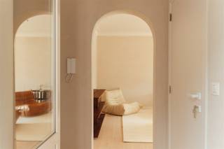<p>Gelegen op een rustige en residentiële locatie aan de Burletlaan 169, pal tegenover Fort 5, ontdek je dit gerenoveerde appartement van ca. 86 m². Hier woon je in alle sereniteit, omringd door groen, met de stad toch binnen handbereik.</p><p>Dit kleinschalige gebouw (slechts 3 units) werd volledig vernieuwd in een pure wabi sabi stijl: een verfijnde esthetiek waarin rust, eenvoud en natuurlijke materialen centraal staan. Het resultaat? Een tijdloos interieur dat warmte en luxe uitstraalt, zonder overdaad.</p><p>• 2 slaapkamers, waarvan één met ingemaakte kasten <br />• Net gerenoveerd<br />• Aangenaam terrasje <br />• Mogelijkheid aankoop garagebox</p><p>Bij binnenkomst word je verwelkomd via een elegante boog die leidt naar de open leefruimte. De indrukwekkende gevelbreedte van 7 meter en de grote raampartijen zorgen voor een overvloed aan natuurlijk licht en een heerlijk ruimtelijk gevoel. De leefruimte vloeit naadloos over in de open keuken met eiland, strak vormgegeven en afgewerkt met hoogwaardige materialen in zachte, harmonieuze tinten.</p><p>Aan de rustige achterzijde delen de 2 slaapkamers een badkamer met douche, wastafel en handdoekdroger. Verder nog gastentoilet en wasberging.</p><p>De combinatie van warme parketvloeren, maatwerk houtaccenten en subtiele schildertechnieken creëert een rustgevende en luxueuze woonbeleving die je zelden tegenkomt.</p><p>Extra troef: mogelijkheid tot aankoop van een garagebox.</p><p>Kom het zelf ervaren en laat je verrassen. Plan je bezoek vandaag nog via sinjoor.be.</p>