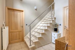 <strong>Gezinswoning met 3 slaapkamers en met zwembad te koop in Klein-Vorst (Laakdal)</strong><br /><br />In de Oranjestraat, gelegen in het centrum van Klein-Vorst, vinden we deze leuke gezinswoning. De centrale ligging biedt heel wat voordelen: een supermarkt, een lagere school, horeca en openbaar vervoer bevinden zich op wandel- en fietsafstand. Er is een vlotte verbinding naar omliggende gemeenten zoals Tessenderlo-Ham, Meerhout en Geel met meer winkels, scholen en horeca. De op- en afrit van de E313 bevindt zich op slechts enkele minuutjes rijden.<br /><br />We betreden de woning via de inkomhal met een apart gastentoilet. Vanuit de inkomhal komen we binnen in de ruime leefruimte (45,57m²) met zicht op de tuin. Naast de leefruimte bevindt zich de keuken (24m²). De keuken werd enkele jaren geleden vernieuwd in een modern-landelijke stijl en is uitgerust met een kookvuur met dampkap, een oven, een microgolf, een vaatwasser en een koelkast. Achter de keuken is een handige berging voorzien van ingemaakte kasten.<br /><br />Vooraan in de woning is er een bureauruimte (11,70m²), ideaal voor thuiswerk of als vierde slaapkamer.<br /><br />Op de eerste verdieping bevinden zich drie ruime slaapkamers (17,72m², 17,80m² en 12m²) en een aparte dressing (6,10m²). Verder situeert zich hier ook de badkamer (17,10m²), voorzien van een ligbad, een douche en een dubbele lavabo, en een apart toilet.<br /><br />De woning is volledig onderkelderd (99,56m²) en biedt zo nog heel wat stockageruimte.<br /><br />De tuin werd volledig aangelegd, met een zwembad (4m x 10m), waardoor het hier heerlijk vertoeven is.<br /><br />De centrale verwarming gebeurt via radiatoren op aardgas (condenserende ketel). De ramen zijn voorzien van HR-beglazing (PVC) en de zoldervloer is geïsoleerd. Verder zijn er 35 zonnepanelen aanwezig met een totaal vermogen van 8.225 Wp. De berekende energiescore bedraagt 170 kWh/m²jaar wat resulteert in een energielabel B.<br /><br />Spreekt deze leuke gezinswoning met zwembad jullie aan? Contacteer ons via info@bosmanvastgoed.be voor meer info of een bezoek ter plaatse. Wij helpen jullie graag verder!
