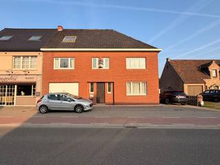 CONTACT<br />Jeroen Vandormael: jeroen@vastgoedvalkenborgh.be <br /><br />Deze ruime woning, gelegen aan de Overdemerstraat 31 te Kuringen, geniet van een uitstekende ligging in de nabijheid van het centrum van Kuringen, met een vlotte bereikbaarheid naar Hasselt, dat zich op slechts 15 minuten fietsen bevindt. <br /><br />Het eigendom beschikt over een bijzonder ruim volume en omvat onder meer een inpandige garage, een bijkomende zeer ruime afzonderlijke garage en een aangename, onderhoudsvriendelijke tuin met gazon. Deze combinatie maakt het pand bijzonder interessant voor wie op zoek is naar ruimte en potentieel op een strategische locatie. <br /><br />Momenteel is de woning ingericht in twee afzonderlijke wooneenheden, elk met eigen voorzieningen, en samen goed voor een maandelijkse huuropbrengst van € 1.050.<br />De indeling van het gebouw laat evenwel toe om, mits de nodige ingrepen, opnieuw te worden heringericht tot een ruime en volwaardige gezinswoning. <br /><br />De woning beschikt over bijzonder ruime kamers, waardoor – bij een herinrichting van het geheel – het creëren van meerdere volwaardige slaapkamers (circa vijf of meer) perfect tot de mogelijkheden behoort. De huidige indeling wijkt hiervan af, gelet op de bestaande opsplitsing in afzonderlijke wooneenheden. <br /><br />Het goed werd stedenbouwkundig vergund als eengezinswoning. De toepasselijke stedenbouwkundige verordeningen, waaronder de verordening inzake het behoud van gezinswoningen, zijn van toepassing en kunnen op eenvoudig verzoek worden bekomen via ons kantoor. <br /><br />De huidige staat van het gebouw dient evenwel in rekening te worden gebracht: het pand bevindt zich in een verouderde toestand en vraagt een grondige totaalrenovatie, waarbij een doorgedreven structurele aanpak aangewezen is. In functie van de visie van de koper kan het eigendom dan ook evenzeer benaderd worden als een opportuniteit voor herontwikkeling of vervangende nieuwbouw binnen de geldende stedenbouwkundige context. <br /><br />Dit eigendom biedt dan ook een uitgelezen kans voor kandidaat-kopers die op zoek zijn naar een project met aanzienlijke meerwaarde, hetzij via een volledige renovatie, hetzij via een doordachte herinvulling van het perceel. <br /><br />Een woning met sterke ligging, ruim volume en uitgesproken ontwikkelingspotentieel voor wie bereid is om te investeren in een grondige herwaardering van het geheel. <br /><br />TROEVEN <br />- centrale ligging nabij Hasselt <br />- ruim volume met veel potentieel <br />- inpandige én aparte ruime garage <br />- onderhoudsvriendelijke tuin <br />- huidige huuropbrengst (€ 1.050/maand) <br />- interessant renovatie- of projectpand <br /><br />BEKNOPT <br />Bewoonbare opp: 235m². <br />Oppervlakte tuin: 6are 41ca <br />EPC: 1193 en 623 kWh / (m² per jaar) – F Label <br />CV: radiatoren aardgas <br />Vraagprijs: € 325.000 <br /><br />Meer info: www.vastgoedvalkenborgh.be