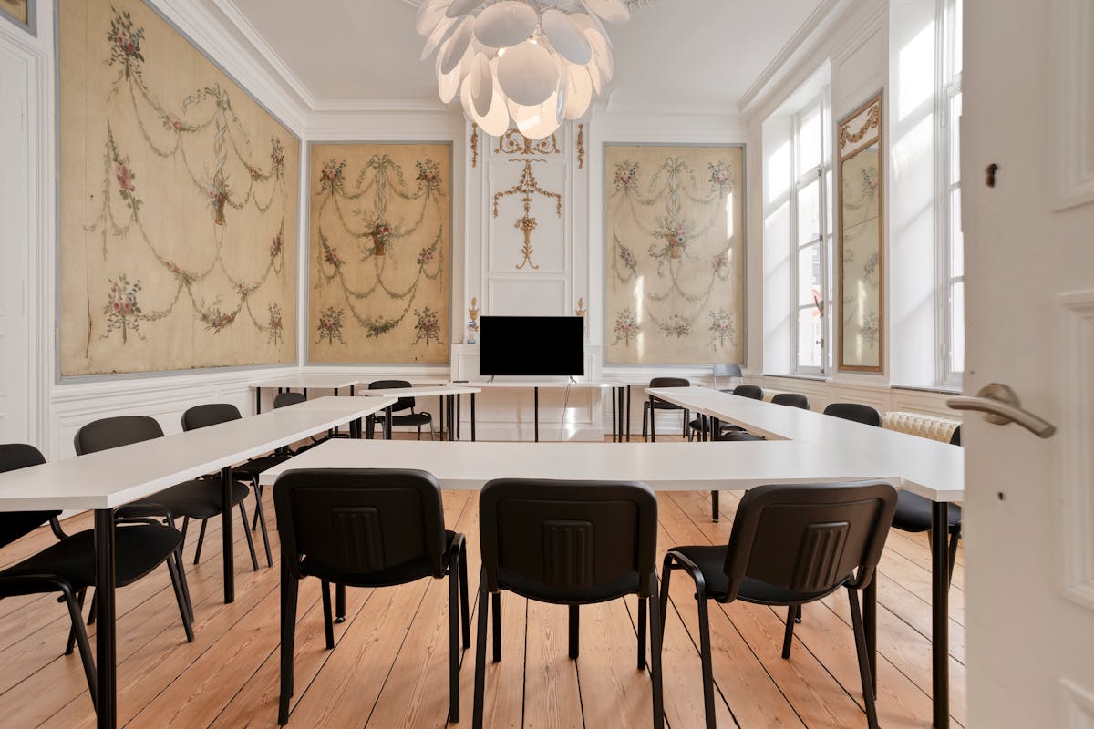 Monumental office (769 m²) for rent in the heart of Bruges. - photo 2