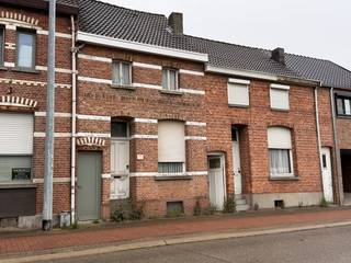 <p>Aan de Kapelstraat in Steendorp worden deze twee oude woningen samen aangeboden.<br /><br />Beide gebouwen zijn in vervallen staat en moeten volledig worden gerenoveerd of gesloopt.<br />Dit aanbod richt zich op wie een grondig bouwproject wil aanpakken.<br /><br />De woningen dateren oorspronkelijk uit de jaren 1920.<br />De totale perceeloppervlakte bedraagt 540 m², met een opgegeven gezamenlijke bewoonbare oppervlakte van circa 190 m².<br />Totale straatbreedte: ca 11 m.<br />Achter de woningen ligt een tuin.<br />Wil je de bestaande gebouwen volledig renoveren of denk je aan sloop en een nieuwbouwproject? De verdere invulling moet worden afgestemd op de stedenbouwkundige voorschriften en de nodige vergunningen.<br /><br /><u><strong>Technisch</strong></u><br />EPC: 1073 en 1063 kWh/m²/jaar<br />Renovatieverplichting van toepassing<br />Stedenbouwkundige informatie: Wg, Gvv, Gvkr, Gvg, Gmo<br />G-score: C · P-score: C<br /><br />Zoek je een renovatie- of bouwproject in Steendorp? Neem contact met ons op voor meer informatie of een bezoek ter plaatse.</p>
