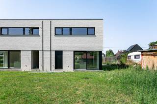 Op een uitstekende locatie te Westerlo vinden we dit prachtig, energiezuinig nieuwbouwproject bestaande uit 2 HOB met modern karakter.De...