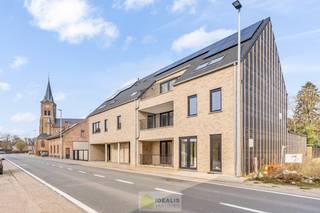 IDEALIS VASTGOED – GELIJKVLOERS NIEUWBOUWAPPARTEMENT MET 1 SLAAPKAMER, KELDERBERGING EN EEN ONDERGRONDSE AUTOSTANDPLAATS AAN 6% BTW!<br />*Vermelde prijs is incl. kelderberging en autostandplaats<br /><br /><strong><u>LIGGING:</u></strong><br />- Dit appartement is gelegen midden in de dorpskern van Gestel (Meerhout). Vanuit het appartement heeft u binnen enkele passen de toegang tot horeca, supermarkt, sport- en cultuurfaciliteiten en openbaar vervoer.<br /><br /><strong><u>INDELING: </u></strong><br />- private inkomhal – centrale hal – woonkamer met aansluitende overdekt terras – open keuken met aansluitend berging – slaapkamer, tevens met toegang tot terras – badkamer<br /><br /><strong><u>TERRAS:</u></strong><br />- Overdekt terras -<br /><br /><strong><u>GARAGE:</u></strong><br />- Ondergrondse autostandplaats –kelderberging –<br /><br /><strong><u>EXTRA TROEVEN:</u></strong><br />- Zeer goede ligging<br />- Nieuwbouwappartement<br />- Vloerverwarming<br />- Zonnepanelen<br />- Kleine residentie<br />- Aan te kopen aan 6% BTW<br /><br /><strong>O-peil: </strong>niet overstromingsgevoelig<br />€40.000 + €4.800<br />€219.735 + €13.184,1<br />Totaal: <strong>€277.719,10</strong><br /><br /><strong>Benieuwd naar dit appartement? Ons IDEALIS Team geeft U met plezier en steeds vrijblijvend de nodige informatie via e-mail, ter plaatse of op ons kantoor te Pelt.<br />Wenst U advies omtrent uw eigen woning? Graag plannen wij vrijblijvend met U een afspraak in om onze expertise met U te delen, steeds tot Uw dienst!!<br />Neem contact op met IDEALIS VASTGOED op 011/515 565 of mail naar info@idealisvastgoed.be!</strong><br /> 