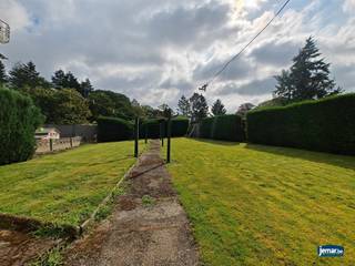 <h3><span>Ontdek de mogelijkheden in het hart van Maasmechelen - Kapelstraat 30</span></h3><p><span>Droomt u van een woning vol karakter, gelegen te midden van de charmante mijnwerkerswoningen in Maasmechelen? Dan is deze unieke kans voor u! Op Kapelstraat 30 wacht een te renoveren pareltje op zijn nieuwe eigenaar, met een schat aan mogelijkheden.</span></p><h4><span>Ruimte en Potentieel</span></h4><p><span>Een van de meest opvallende voordelen is het indrukwekkende perceel van maar liefst 9 are en 79 ca. Dit biedt niet alleen veel ruimte, maar ook talloze mogelijkheden voor uitbreiding en aanpassingen naar uw eigen smaak en behoeften.</span></p><h4><span>Indeling</span></h4><p><span>Bij binnenkomst via de voordeur wordt u verwelkomd door een inkomhal. Hier kunt u twee kanten op: de trap leidt naar de bovenverdieping waar u twee comfortabele slaapkamers vindt, of u betreedt de sfeervolle woonkamer die uit twee delen bestaat. De woonkamer loopt naadloos over in een tussenruimte/eetruimte. Naast de eetruimte bevinden zich de keuken en de badkamer. Vanuit de badkamer heeft u toegang tot een extra slaapkamer of bergingsruimte, ideaal voor extra opbergruimte of als gastenkamer.</span></p><p><span>De keuken biedt een unieke kans voor de creatieve kok, aangezien deze volledig gerenoveerd moet worden. Hier kunt u uw droomkeuken realiseren die uitkijkt op de achterliggende tuin. Stel u voor: koken met uitzicht op uw eigen groene oase.</span></p><h4><span>Uw Droomhuis in de Maak</span></h4><p><span>Hoewel deze mijnwerkerswoning zeker toe is aan een grondige renovatie, is dit uw kans om er een echt juweeltje van te maken. Stel u voor hoe u uw eigen stempel drukt op deze woning, met respect voor haar rijke geschiedenis en unieke charme.</span></p><p><span>Belangrijke Kenmerken:</span></p><ul><li><span>Te renoveren mijnwerkerswoning</span></li><li><span>Perceel van 9 are en 79 ca</span></li><li><span>Kelder </span></li><li><span>Veel potentieel voor persoonlijke invulling</span></li></ul><p><span> </span></p><h4><span>Interesse?</span></h4><p><span>Bent u klaar om de handen uit de mouwen te steken en uw visie tot leven te brengen in deze charmante 'cité' woning? Aarzel dan niet om contact op te nemen met Carolien via </span><span>Carolien@jemar.be</span><span> of bel haar direct op </span><span>0484 35 70 67.</span></p><p><span>Deze woning is een onontgonnen schat in een historische omgeving en wacht op u om nieuw leven in te blazen. Grijp deze kans en maak van Kapelstraat 30 uw droomhuis!</span></p><p><span> </span></p><p><span>“Dit pand kan onderhevig zijn aan de renovatieverplichting die door de Vlaamse overheid wordt opgelegd voor residentiële gebouwen. Consulteer voor meer informatie de website van het Vlaams Energie- en Klimaatagentschap via <span>https://www.energiesparen.be/renovatieverplichting-residenti%C3%ABle-gebouwen-2023</span></span><span>”</span></p><p><span> </span></p>