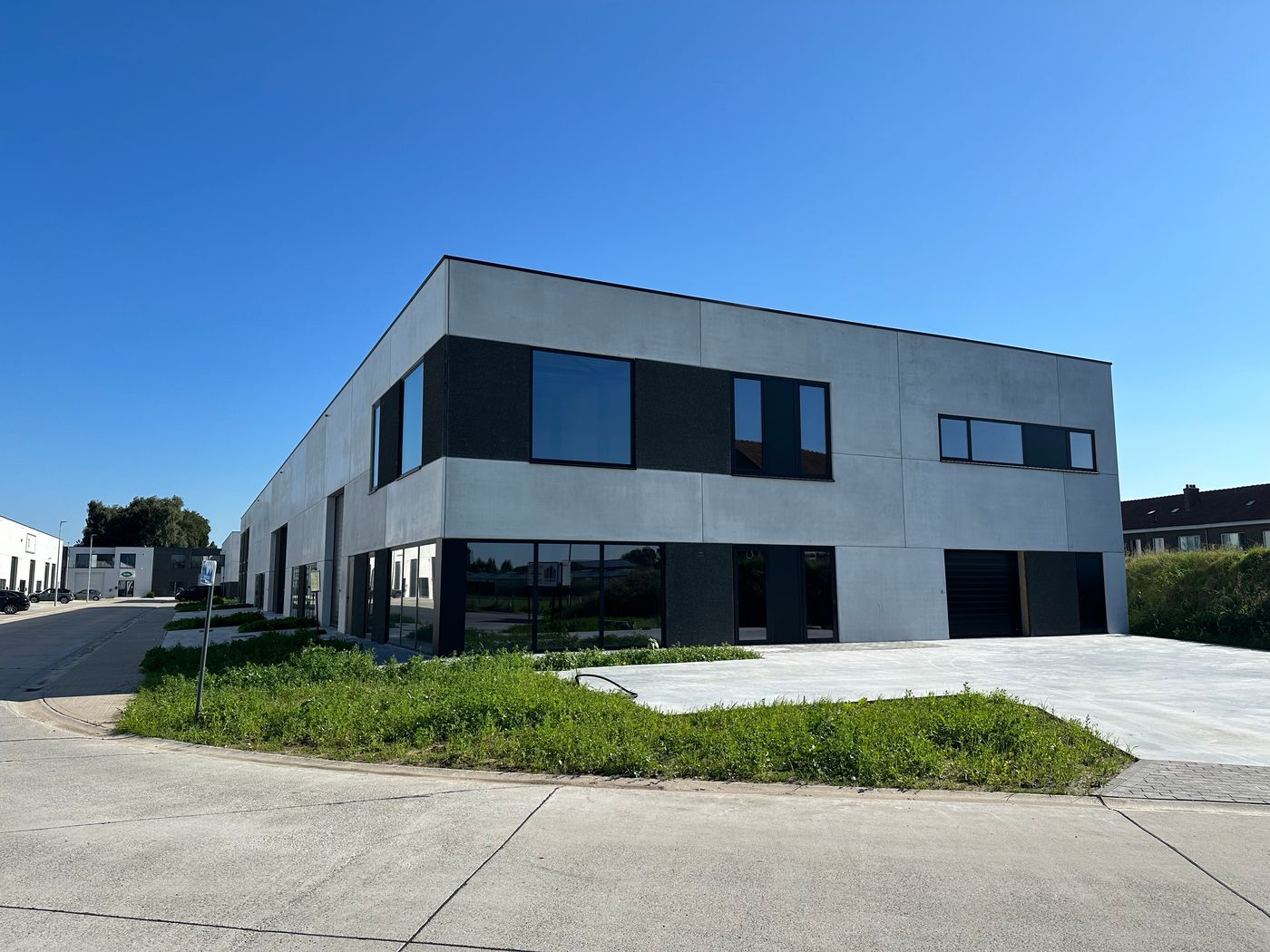 553 m² nieuwbouw KMO-unit met woning op 780 m² terrein - photo 1