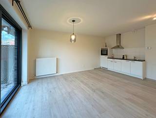Dit appartement is gelegen op het gelijkvloers van een modern gebouw met lift en geniet volgende indeling:U komt binnen via de inkomhal met een...