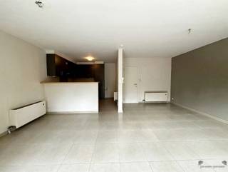 <p><span>Dit ruim appartement van 106m² is gevestigd in Hamme, op een uitstekende locatie boven winkels in het centrum. Het pand biedt een ideale combinatie van functionaliteit en comfort voor gezinnen of professionals.</span></p><p><span> </span></p><p><span>De woning telt 2 gezellige slaapkamers, perfect voor een gezin of voor wie een werkkamer nodig heeft. Beide kamers bieden voldoende ruimte en naturel licht.</span></p><p><span> </span></p><p><span>De leefruimte is ruim en beschikt over een open verbinding naar de stijlvolle keuken. Deze ruimte opent uit op een terras, perfect voor het genieten van buitenlucht en uitzicht.</span></p><p><span> </span></p><p><span>De badkamer is praktisch ingedeeld met een volledig ingerichte ruimte.</span></p><p><span> </span></p><p><span>Een groot voordeel van deze woonst is de aanwezigheid van een garage, een waardevolle toevoeging in het centrum van Hamme. </span></p><p><span> </span></p><p><span>Bekijk ook onze visuele tour: <span>https://web-player.walkly.app/VoT9ChdTkk3ayg4RKdVj/UiW4JUai2oXIftqBsSiV/ww/public</span></span><span> </span></p><p><span> </span></p>