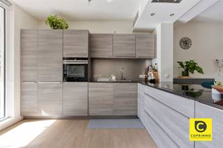 <p><span>Uniek gelijkvloers 2-slaapkamerappartement (103 m²) met ruim zuidterras in de groene Veldekens!</span></p><p><span>Bent u op zoek naar een instapklaar, vlot toegankelijk en modern gelijkvloers appartement met een royale buitenruimte op een absolute droomlocatie? Dit prachtige 2-slaapkamerappartement van ca. 103 m² bevindt zich op het gelijkvloers van een kleinschalig en recent gebouw in de gegeerde Veldekenswijk een verborgen, rustig stukje groen in Berchem. Met een uitstekende Mobiscore van 9,5/10 woont u hier heerlijk rustig aan een recent heraangelegd woonerf. Binnen een straal van enkele honderden meters vindt u crèches, basisscholen, parken met speeltuintjes, sportcentrum Het Rooi en nabijgelegen zorgvoorzieningen.</span></p><p><span> </span></p><p><span>Dankzij de toplocatie staat u op slechts 10 minuten wandelen van station Berchem en de dichtstbijzijnde tramhalte. Ook de Antwerpse Ring en de belangrijkste uitvalswegen (richting Brussel, Mechelen en Gent) zijn in no-time bereikbaar ideaal voor forensen, zonder ooit gehinderd te worden door de verkeersdrukte!</span></p><p><span> </span></p><p><span>Inkomhal, toilet & praktische berging</span></p><p><span>U komt het appartement binnen via een verzorgde inkomhal voorzien van een handige vestiairekast. Vlak bij de inkom bevindt zich het aparte gastentoilet met handenwasser én een zeer ruime, praktische berging/wasplaats met alle nodige aansluitingen voor uw wasmachine en droogkast.</span></p><p><span> </span></p><p><span>Lichtrijke leefruimte & Moderne open keuken (ca. 41 m²)</span></p><p><span>Via de hal wandelt u de lichtrijke leefruimte binnen. Dankzij de grote raampartijen aan beide kanten geniet de kamer van een prachtige, natuurlijke lichtinval. Het kloppend hart van de woning is de strakke, moderne open keuken uitgerust met een stijlvol kookschiereiland/bar, een kwalitatief werkblad en hoogwaardige Siemens inbouwtoestellen (inclusief inductiekookplaat). Een heerlijke plek om te koken en te ontvangen!</span></p><p><span> </span></p><p><span>Slaapkamers & Badkamer</span></p><p><span>Via de nachthal bereikt u de twee volwaardige slaapkamers. De master bedroom biedt ruim voldoende plek voor een groot bed en kastenwand, terwijl de tweede slaapkamer zich perfect leent als logeerkamer, kinderkamer of thuiswerkbureau/dressing. De verzorgde badkamer is compleet uitgerust met zowel een comfortabel ligbad als een ontspannende regendouche en een modern wasmeubel.</span></p><p><span> </span></p><p><span>Riant, deels overdekt zuidterras (ca. 36 m²)</span></p><p><span>Vanuit de leefruimte stapt u direct op de absolute parel van dit appartement: het zeer ruime, deels overdekte zuidterras van ca. 36 m². Hier geniet u van 's morgens tot 's avonds in alle privacy van de zon en het rustgevende zicht op de gedeelde groene binnentuin.</span></p><p><span> </span></p><p><span>Parkeren, kelder & fietsenstalling</span></p><p><span>Bij het appartement hoort een private kelderberging. Daarnaast beschikt het gebouw over een handige, afgesloten gemeenschappelijke fietsenstalling. Een ondergrondse autostaanplaats is mee aan te kopen voor 25.000 euro.</span></p><p><span> </span></p><p><span>De highlights op een rij:</span></p><p><span>- Toplocatie: Gelegen in de rustige, groene Veldekenswijk te Berchem aan een heraangelegd woonerf (Mobiscore 9,4/10).</span></p><p><span>- Ruim & Lichtrijk: Ca. 103 m² bewoonbare oppervlakte met grote raampartijen aan beide kanten.</span></p><p><span>- Moderne afwerking: Open leefruimte (ca. 41 m²) met stijlvol kookschiereiland en Siemens-toestellen.</span></p><p><span>- Groot zuidterras (ca. 36 m²): Deels overdekt buitenleven met vrij zicht op de gedeelde binnentuin.</span></p><p><span>- Comfort: 2 slaapkamers, compleet uitgeruste badkamer (bad + regendouche) en aparte wasberging.</span></p><p><span>- Praktisch: Private kelderberging, gedeelde fietsenstalling en optionele ondergrondse autostaanplaats (25.000 euro).</span></p><p><span> </span></p><p><span>Kortom: een zeldzame kans op ruim, zorgeloos en groen wonen op het gelijkvloers in Berchem! Plan snel uw bezoek ter plaatse.</span></p>