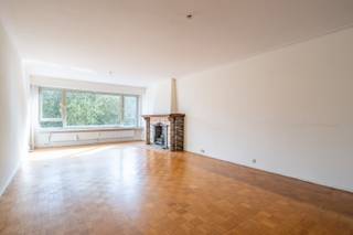 <p>Interesse in dit pand? Neem voor bijkomende informatie of het maken van een afspraak rechtstreeks contact op met Steven Plompen via <strong>+32 498 61 58 86</strong> of <strong>steven@copandi.be</strong>.</p><p>Dit appartement is instapklaar en bevindt zich aan de rand van het centrum van Mechelen, met een uitstekende verbinding met openbaar vervoer, centrum Mechelen, scholen en winkels op wandelafstand. Een ondergrondse staanplaats is inbegrepen in de prijs.<br /> De ramen werden in 2025 nog allemaal vernieuwd . Keuken en badkamer zijn in orde en bruikbaar, maar kunnen eventueel gemoderniseerd worden.</p><p>Er zijn geen verplichte kosten want het EPC is een label B, de elektrische installatie is conform en er is geen asbest aanwezig.</p><p>De gemeenschappelijke kosten in dit gebouw bedragen circa 300 euro/maand, maar hier is de verwarming en verbruik van water reeds inbegrepen.</p><p><strong>INDELING</strong> <br />Inkomhal met vestiairekast, berging, ruime leefruimte van 34m² op originele parketvloer, afzonderlijke keuken voorzien van alle toestellen, 2 slaapkamers, 2 badkamers, terras van circa 8m² .</p><p>Voor meer info of een bezoek ter plaatse, contacteer steven@copandi.be of bel 0498 61 58 86</p>