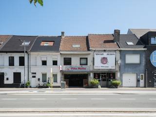 Dit lichtrijke duplex-appartement is gelegen op de Brusselsesteenweg in Melle en biedt met zijn bewoonbare oppervlakte van maar liefst 165 m² een zee aan ruimte en mogelijkheden. Het appartement maakt deel uit van een kleinschalig gebouw met slechts twee entiteiten, wat garant staat voor rust en heel wat privacy.

Bij het betreden van het appartement komt u via de imposante inkomhal in de sfeervolle leef- en eetruimte voorzien van een houtkachel. Deze ruimte laat zich flexibel inrichten, afhankelijk van uw eigen woonstijl en behoeften. Aansluitend treft u de lichtrijke keuken die uitgeeft op het zonneterras. Op dit verdiep bevinden zich verder twee comfortabele slaapkamers, een badkamer en een gastentoilet.

Op de bovenste verdieping beschikt u over een ruime bureau- / hobbyruimte, perfect geschikt voor wie van thuis uit werkt. Daarnaast is er nog een derde slaapkamer, waardoor dit appartement ook voor gezinnen bijzonder interessant is.

De ligging vormt zonder twijfel een extra troef. Gelegen op de Brusselsesteenweg in Melle geniet u van een uitstekende bereikbaarheid: het station van Melle, de oprit van de E40 en R4 en de nabijheid van Gent maken dat u zowel met de wagen als met het openbaar vervoer snel overal naartoe kunt. Daarnaast vindt u in de onmiddellijke omgeving diverse winkels, scholen en andere voorzieningen.

Belangrijk om weten is dat dit appartement onderhevig is aan een renovatieverplichting. Dit biedt echter de ideale kans om de woonst volledig naar eigen smaak en comfort af te werken en zo een moderne, energiezuinige thuis te creëren op een bijzonder gunstige locatie.

Benieuwd? Contacteer ons kantoor (info@immo-cvh.be) en plan uw bezoek in!