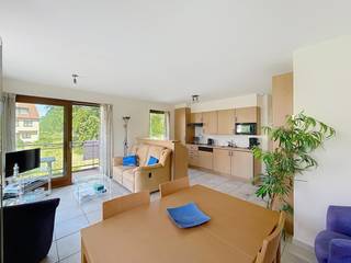 Cet appartement bénéficie d'un emplacement calme près des dunes du Westhoek.  Il se compose comme suit : hall d'entrée, salon avec cuisine équipée, salle de bains avec douche, lavabo et WC, deux chambres, grande terrasse orientée sud-ouest.  Cave individuelle incluse.   Il y a également un local à vélos en commun.  Possibilité d'acheter un emplacement de parking pour 35.000 €  Réf. Villa Dell' Arte 1.06