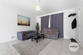 <p><span>MODERNE WONING MET 3 SLKS & TUIN</span></p><p><span> </span></p><p><span>In het rustige & groene Munsterbilzen, deelgemeente van de stad Bilzen-Hoeselt treffen wij de verkaveling “Munstergaarde” aan. Wij bevinden ons op enkele minuten van het centrum van Bilzen waardoor lokale handelaars, supermarkten, scholen, … snel bereikbaar zijn. Leuk detail is de nabijheid van verschillende verbindingswegen waardoor deze woning ideaal is voor wie belang hecht aan vlotte verplaatsingen naar omliggende steden en gemeenten. </span></p><p><span> </span></p><p><span>Wij betreden de woning via de voordeur die ons toegang geeft tot de inkomhal. Hier treffen wij een gastentoilet met handspoelbakje. Via de inkomhal begeven wij ons naar de leefruimte met een volledig uitgeruste en open keuken die via het schuifraam toegang geeft tot het terras en de tuin. Ideaal is de berging gelegen vlakbijt de keuken. Deze doet enerzijds dienst als voorraadkamer en anderzijds als wasruimte. </span></p><p><span> </span></p><p><span>Nadat wij de benedenverdieping hebben ontdekt begeven wij ons via de trap in de leefruimte naar de eerste verdieping. Toegekomen op de nachthal krijgen wij toegang tot maar liefst drie slaapkamers, technische ruimte en als laatste ontdekken wij de volledig uitgeruste badkamer met een douche, een lavabomeubel en een tweede toilet.</span></p><p><span> </span></p><p><span>Troeven:<br />- Energiezuinige woning<br />- Onderhoudsvriendelijke tuin met terras<br />- Parkeergelegenheid aan de woning<br />- Aanwezigheid van nieuwste technieken zoals zonnepanelen, regenwaterrecuperatie, …</span></p><p><span> </span></p><p><span>KORT SAMENGEVAT</span><span>:</span></p><p><span>Vraagprijs: € 409.000,00</span></p><p><span>Verkoop onder registratierechten (2% of 12%)</span></p><p><span> </span></p><p><span>Op dit moment is deze woning verhuurd, ideaal als investering of voor eigen bewoning.</span></p><p><span> </span></p><p><span>Nieuwsgierig om deze moderne woning te ontdekken? Vraag dan snel een bezoek aan via info@canius.be of contacteer één van onze medewerkers op het nummer 078 78 30 39 om samen deze woning te ontdekken. </span></p><p><span> </span></p><p><span>De vermelde oppervlaktes zijn slechts een indicatie. Canius Real Estate kan niet verantwoordelijk gesteld worden voor de juistheid van de door zijn verstrekte gegevens.</span></p><p><span> </span></p><p><span> </span></p>