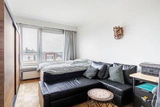 <p><span>Deze studio geniet van een centrale ligging tussen het Centraal Station en Berchem-Station, ideaal voor wie zich vlot met het openbaar vervoer wil verplaatsen. Ook met de wagen en de fiets zit je hier goed: de snelweg en de stadsrand zijn snel bereikbaar en in de buurt vind je verschillende velo-stations. Een uitstekende uitvalsbasis voor wie centraal en praktisch wil wonen.</span></p><p><span>De lichtrijke studio bevindt zich op de bovenste verdieping van een gebouw met acht verdiepingen. De vaste kosten bedragen €100/maand en omvatten onder andere warm en koud water, verwarming (op gas), lift en het onderhoud van de gemene delen.</span></p><p><span>Momenteel is de studio verhuurd aan €590/maand (exclusief vaste kosten), wat het ook interessant maakt als investering. De elektriciteit is conform en de aluminium ramen zijn voorzien van dubbele beglazing.</span></p><p><span>De indeling is praktisch en efficiënt: een uitgestrekte inkomhal met ingemaakte vestiairekast, een badkamer (3 m²) met ligbad/douche, lavabo en toilet, en een lichtrijke leefruimte met aansluitende keuken, samen goed voor circa 23 m².</span></p><p><span>Ben je op zoek naar een betaalbare studio op een centrale ligging of een interessante investering? Mis deze kans niet! Bewoonbare opp. 36 m² – ref.: bruto vloeropp. Voor meer info of een gratis schatting surf naar </span><span><span>www.hansimmo.be</span></span></p><p><span> </span></p>
