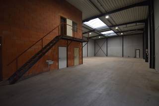 Gelegen in het industriepark te Ruiselede kunt u deze opslagplaats met een bruikbare oppervlakte van 375 m² terugvinden.Twee grote automatische...