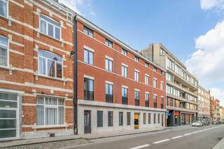 Ben je op zoek naar een nieuw plekje in het bruisende centrum van Leuven? Dit moderne nieuwbouwappartement biedt de perfecte balans tussen rust en de levendige stadsomgeving, en is bovendien onmiddellijk beschikbaar!<br /><br />Dit appartement omvat een ruime inkomhal, een grote lichtvolle leefruimte in L-vorm met 2 grote raampartijen, een volledig ingerichte keuken met berging, een NWest-gericht zonneterras, een aparte wasplaats, een ingerichte badkamer, 3 slaapkamers en ondergronds een privatieve kelder en fietsenplaats.<br /><br />Dankzij de bijna energie-neutrale afwerking geniet je hier van een hoog wooncomfort. Het appartement wordt verwarmd door vloerverwarming <br /><br />Het appartement met EPC A werd uitgerust met een individuele lucht-water warmtepomp (voor de vloerverwarming en warm water) en beschikt tevens over een ventilatie type D en individuele zonnepanelen.<br />De huurprijs bedraagt €1600 per maand, met € 125 provisie per maand voor het onderhoud en verbruik van de gemeenschappelijke delen. Nutsvoorzieningen zijn apart af te sluiten.<br /><br />Lijkt dit ruime, moderne en uitstekend gelegen 2-slaapkamerappartement echt iets voor jou? Wees er dan snel bij en maak zelf een afspraak via onze online agenda onder 'bezoekmoment kiezen. Of neem gerust contact met ons op voor verdere informatie of om een bezichtiging te regelen, via telefoon op 016 23 90 81 (elke weekdag bereikbaar tussen 10u en 13u). Dit is een geweldige kans die u niet wilt missen!