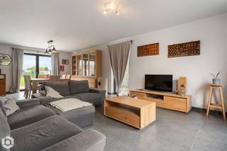 In Onze-Lieve-Vrouw-Waver bevindt zich deze prachtige villa, waar landelijk wonen en een vlotte bereikbaarheid perfect samengaan. Dankzij de gunstige ligging bevinden belangrijke invalswegen, scholen, winkels en andere voorzieningen zich op korte afstand. Het zuidoostelijk georiënteerde perceel van maar liefst 1.500 m² biedt volop ruimte om in alle rust en privacy te genieten.<br />Op het gelijkvloers verwelkomt de inkomhal u met een apart gastentoilet en een praktische berging. De ruime woonkamer sluit naadloos aan op de open keuken en biedt een prachtig uitzicht op de fraai aangelegde tuin. Hier vormen de verschillende terrassen, het zwembad en het poolhouse de ideale setting om heerlijk te ontspannen en te genieten van het landelijke uitzicht.<br />De eerste verdieping omvat een nachthal, vier ruime slaapkamers en een comfortabele badkamer met ligbad, douche en dubbele lavabo, aangevuld met een apart toilet. De master bedroom beschikt bovendien over een eigen dressing. Op de tweede verdieping vindt u nog een ruime slaapkamer en een extra berging met zolderruimte.<br />Ook op energetisch vlak biedt deze villa interessante troeven, dankzij de aanwezigheid van zonnepanelen en een nieuwe warmtepomp. Zo combineert deze ruime gezinswoning hedendaags wooncomfort met een prachtige buitenomgeving en een uitstekende bereikbaarheid.<br />Voor informatie en/of een bezichtiging, bel Bob 0476/098485 of bezoek onze website www.Boonstravastgoed.be