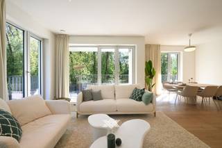 U vindt dit hoekappartement van 134 m² in het nieuwbouwproject Bloei in Gent. Het appartement beschikt over een inkomhal met een berging, een gastentoilet en plaats voor een vestiairekast. De lichtrijke leef- en eetruimte met open keuken sluit aan op het riante terras van 27m² met oostelijke oriëntatie en een uitzicht over het park. Het appartement beschikt over vier slaapkamers en twee badkamers waarvan één en-suite uitgerust met een dubbele lavabo, een toilet en een inloopdouche of ligbad.<br /><br />Bloei is een duurzaam nieuwbouwproject ingeplant tussen het Vossenbos en een park en dit op 7 minuten fietsen van het Station Gent Sint-Pieters en op wandelafstand van de tramhalte lijn 1. <br /><br />De architecten besteedden veel aandacht aan een doordachte indeling, lichtinval en kwalitatieve zonneterrassen. Bovendien is er voor ieder appartement een ondergrondse parking en berging voorzien.<br /><br />Bewoners genieten van een warmtepomp in combinatie akoestische en thermische isolatie, resulterend in een E-peil lager dan E22. Vloerverwarming is er de standaard. <br /><br />Benieuwd naar Bloei? Een persoonlijke, vrijblijvende afspraak via gilles@landbergh.be of 09 225 25 24.