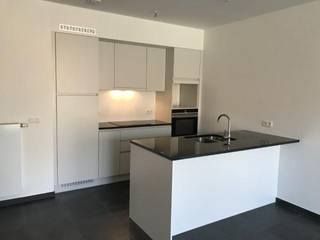 Zeer gunstig gelegen appartement op de 1ste verdieping, op een boogscheut van UZ Leuven en de Imec Tower. Inkomhal, wc, living met volledig ingerichte keuken met mooi aangrenzend terras (schaduw op het heetst van de dag) , 2 slaapkamers, ingerichte badkamer met douche en wc, zeer ruime berging met voorziening voor de wasmachine, kelder en garageplaats. Het appartement is instapklaar! Beschikbaar vanaf 01/10/2026! Inclusief lasten!