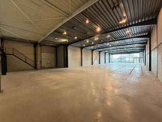 Multifunctioneel showroom- of handelspand van 655 m², fantastisch gelegen langs de Staatsbaan (N9) in Maldegem met vlotte verbinding naar Eeklo,...