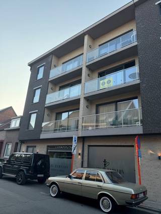 <p>Dit centraal gelegen en energiezuinig recent appartement op de 2<sup>e</sup> verdieping beschikt over een inkomhal met een toilet, een woonkamer met open ingerichte keuken en toegang tot het balkon, een berging met plaats voor wasmachine, 1 slaapkamer en een badkamer met lavabo en douche.</p>
<p>Centrale verwarming op aardgas, een lift, een gemeenschappelijke fietsenstalling en bergruimte zijn aanwezig. Beschikbaar vanaf 1 juni 2026. Huurprijs € 700 + € 35. E-peil 46.</p>
<p>Mooie centrale ligging, op wandelafstand van winkels, scholen en openbaar vervoer.</p>
<p>Goede bereikbaarheid via N16 en E17.</p>